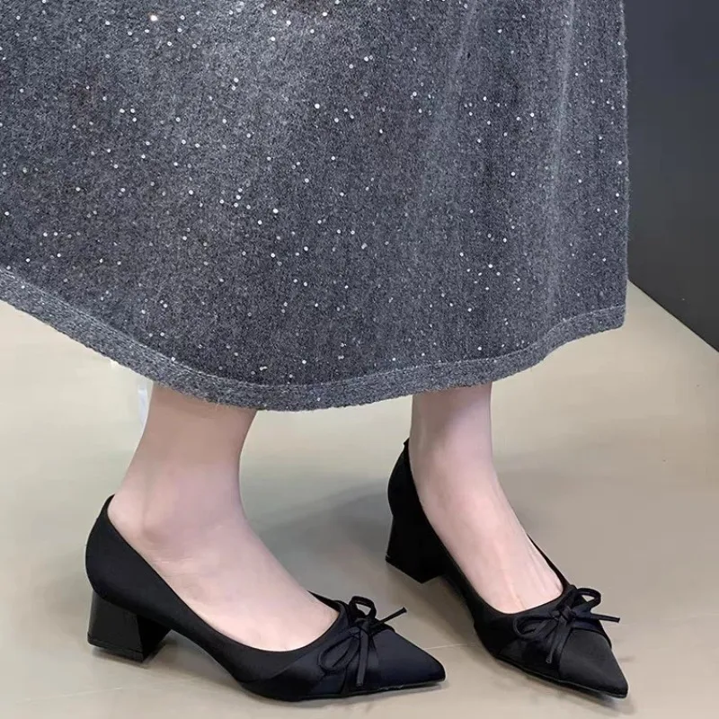 

Лидер продаж, элегантные атласные туфли с острым носком, женские туфли, новый стиль 2025 года, универсальные милые туфли с узлом-бабочкой, корейская версия для поездок на работу
