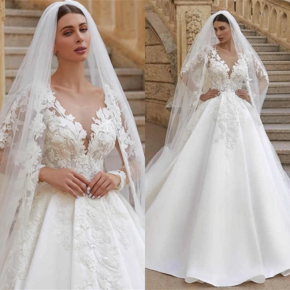 Maßgeschneidertes elegantes Brautkleid aus weißem Satin, exquisites Brautkleid mit Rundhalsausschnitt und langen Ärmeln, Kapellenschleppe, Knöpfen am Rücken