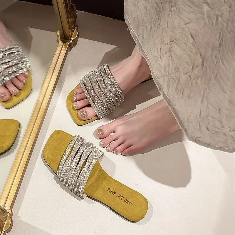 

Новые дизайнерские сандалии, удобные тапочки на низком каблуке, пикантная обувь с открытым носком, роскошная уличная пляжная женская дышащая обувь