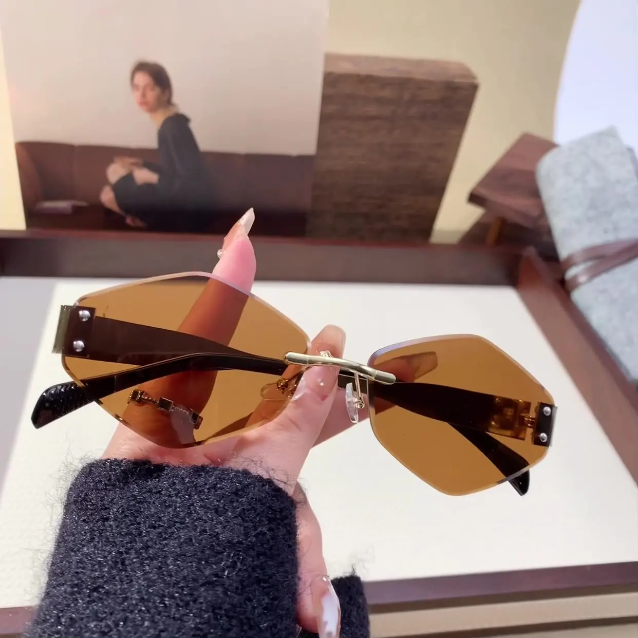 

2025 New Frameless Hexagonal Edged Color Sunglasses for Women's Unparalleled Versatile Travel Glasses