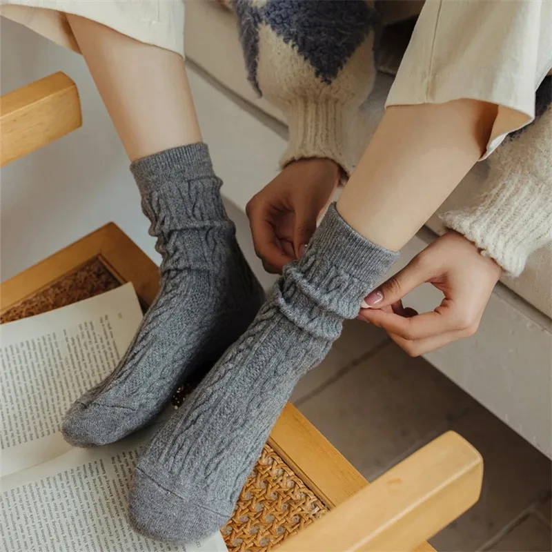 ถุงเท้าผู้หญิงแบบหนา สไตล์ญี่ปุ่น ใหม่ สำหรับฤดูหนาว ถุงเท้าเรียบง่าย อุ่นสบาย สำหรับสาวๆ ฤดูใบไม้ร่วง ถุงเท้าสีพื้นแบบเรโทร ถุงเท้าลำลอง ถุงเท้าขนสัตว์