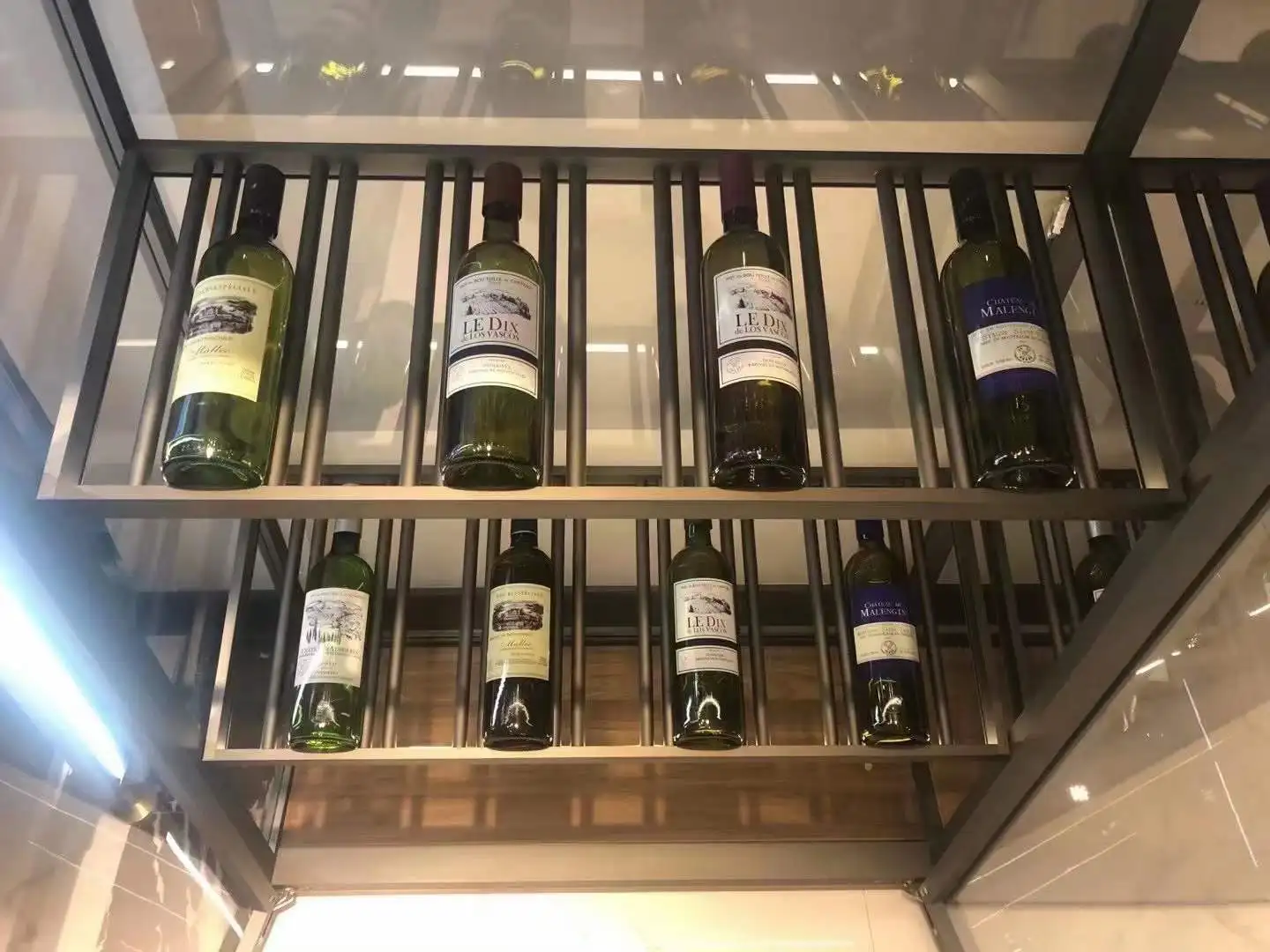 

Aluminum alloy red wine bottle metal laminate diagonal bottle rack LED decorative wine board luminous wine bottle