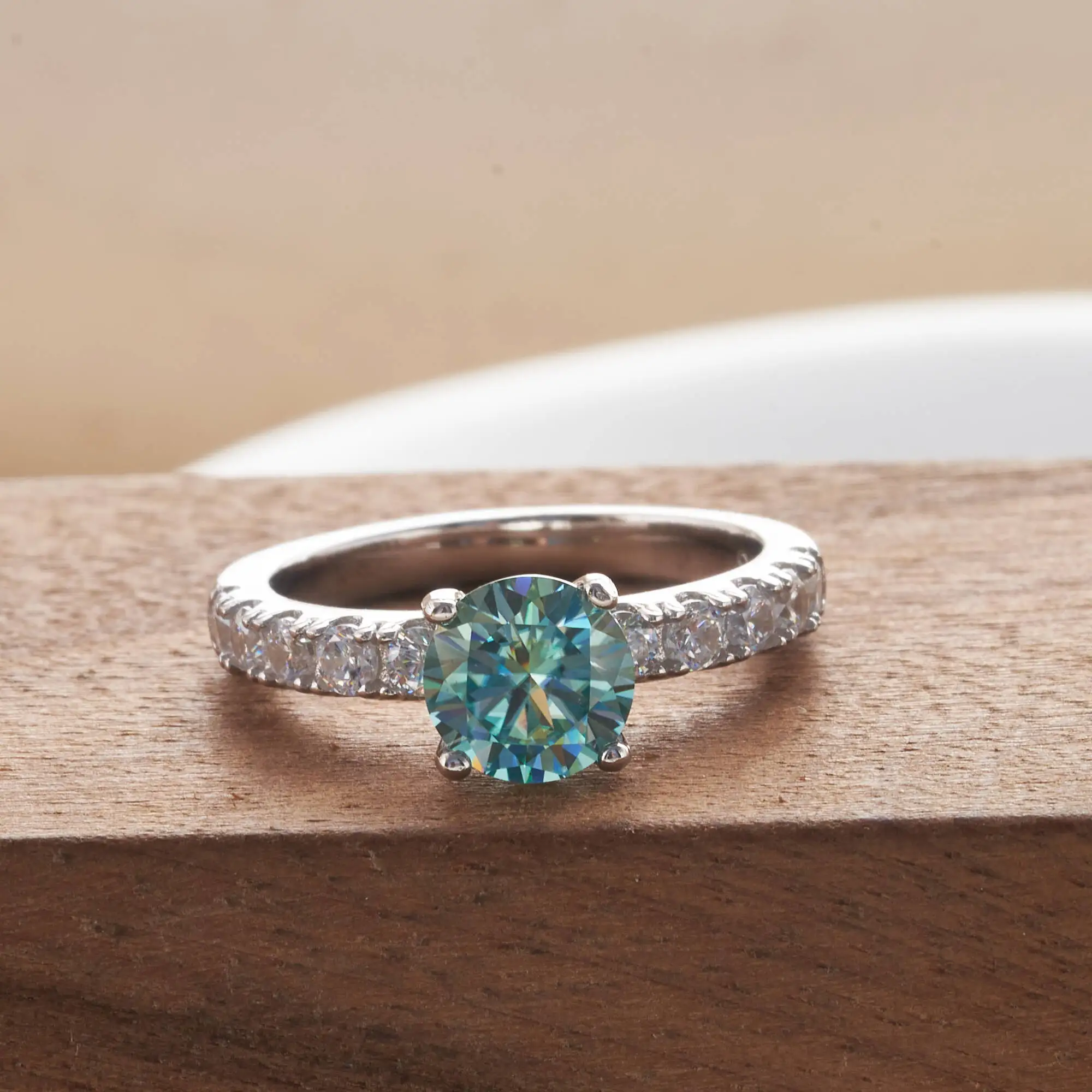 Klassischer 1-Karat-Moissanit-Ring in blauer Farbe für charmante Damen, S925 Sterlingsilber, edler Schmuck, Dating-Geschenk für Frauen, Eheringe. – Detail 6