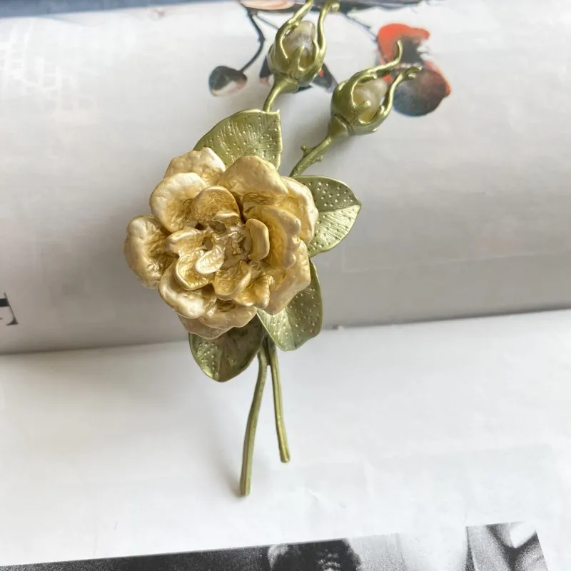 New high-temperature baked paint green leaf flower bud yellow rose flower brooch as a souvenir and holiday gift