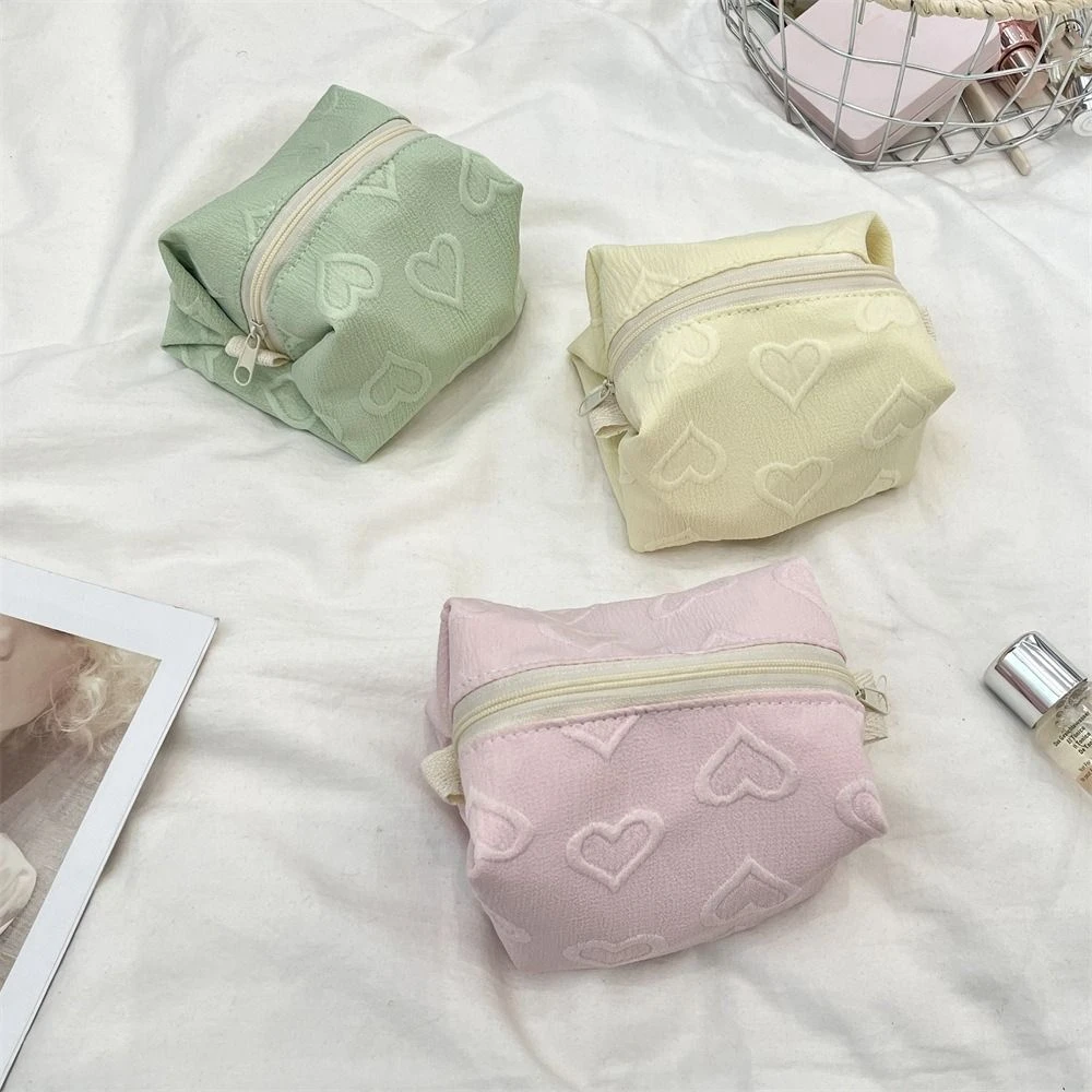 Mini sac à cosmétiques brodé en forme de cœur, porte-monnaie multifonctionnel, petit sac de maquillage, sac d'emballage de bijoux, porte-carte, sac de rouge à lèvres
