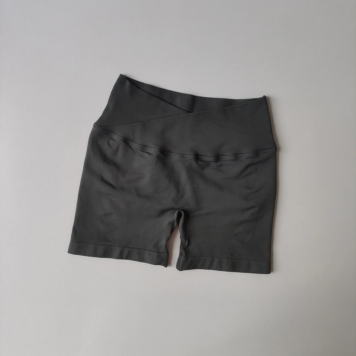 Damen Yoga-Shorts mit Vorderkreuz-Taille, dreiteilig, Hüftstraffend, Schnelltrocknend, Eng Anliegende Sportshorts für Training, Laufen und Fitness – Detail 9