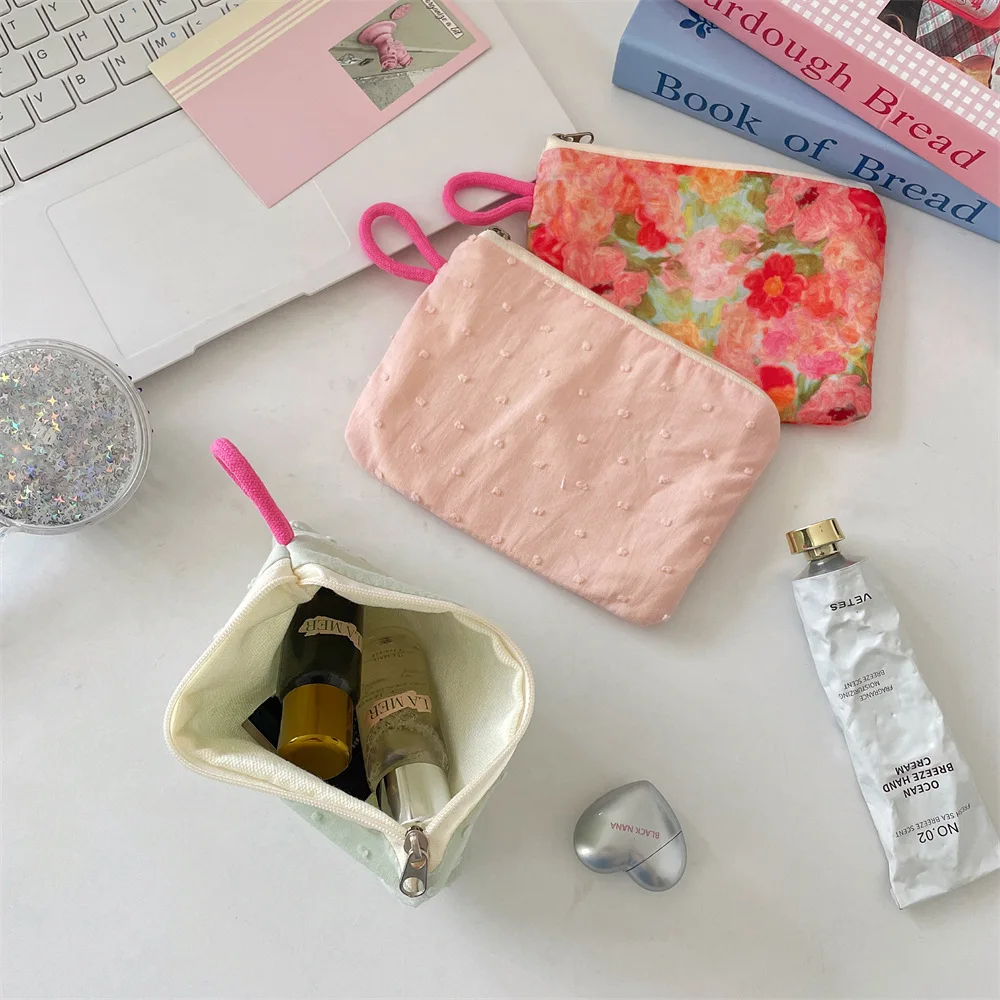 กระเป๋าแต่งหน้ากุญแจลิปสติกสด, กระเป๋าเก็บเหรียญแบบพกพา, ของต่างๆในกระเป๋า, สายดาต้า, กระเป๋าเก็บเหรียญ