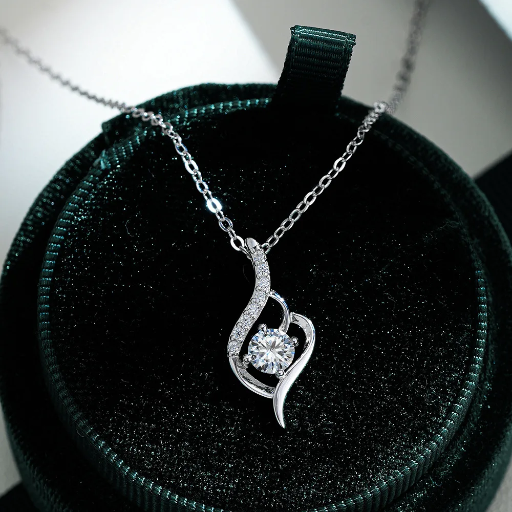 

18K Gold Pendant, 50 Cent Moissanite Necklace Pendant, Women's Fashion Classic Platinum PT950 Diamond Collarbone Chain