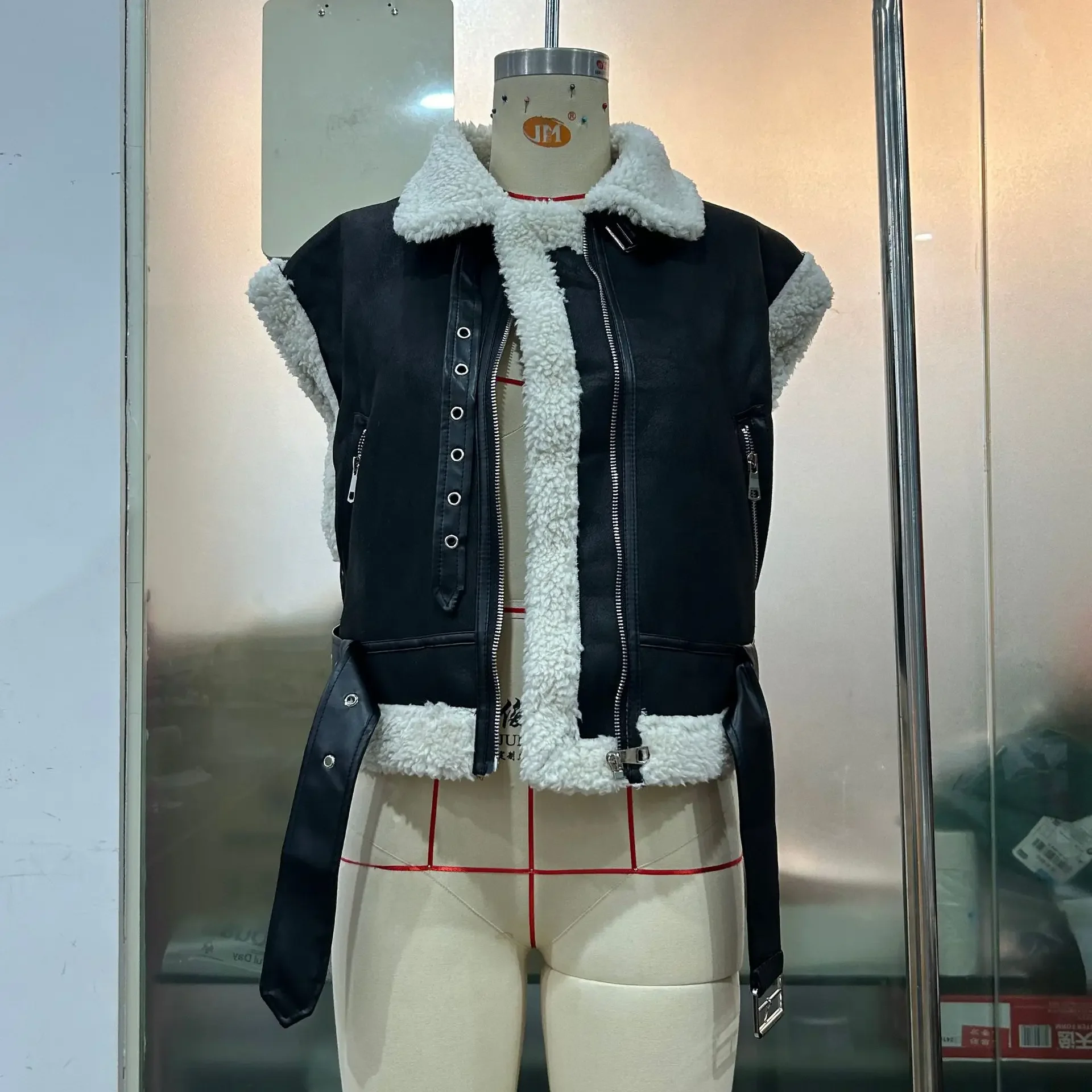 

Office Lady 2025 Autumn Winter Women Faux Fur Vests Coat Spliced Jacket Zipper Pocket Short Sleeve Turn Down Collar Loose Casual