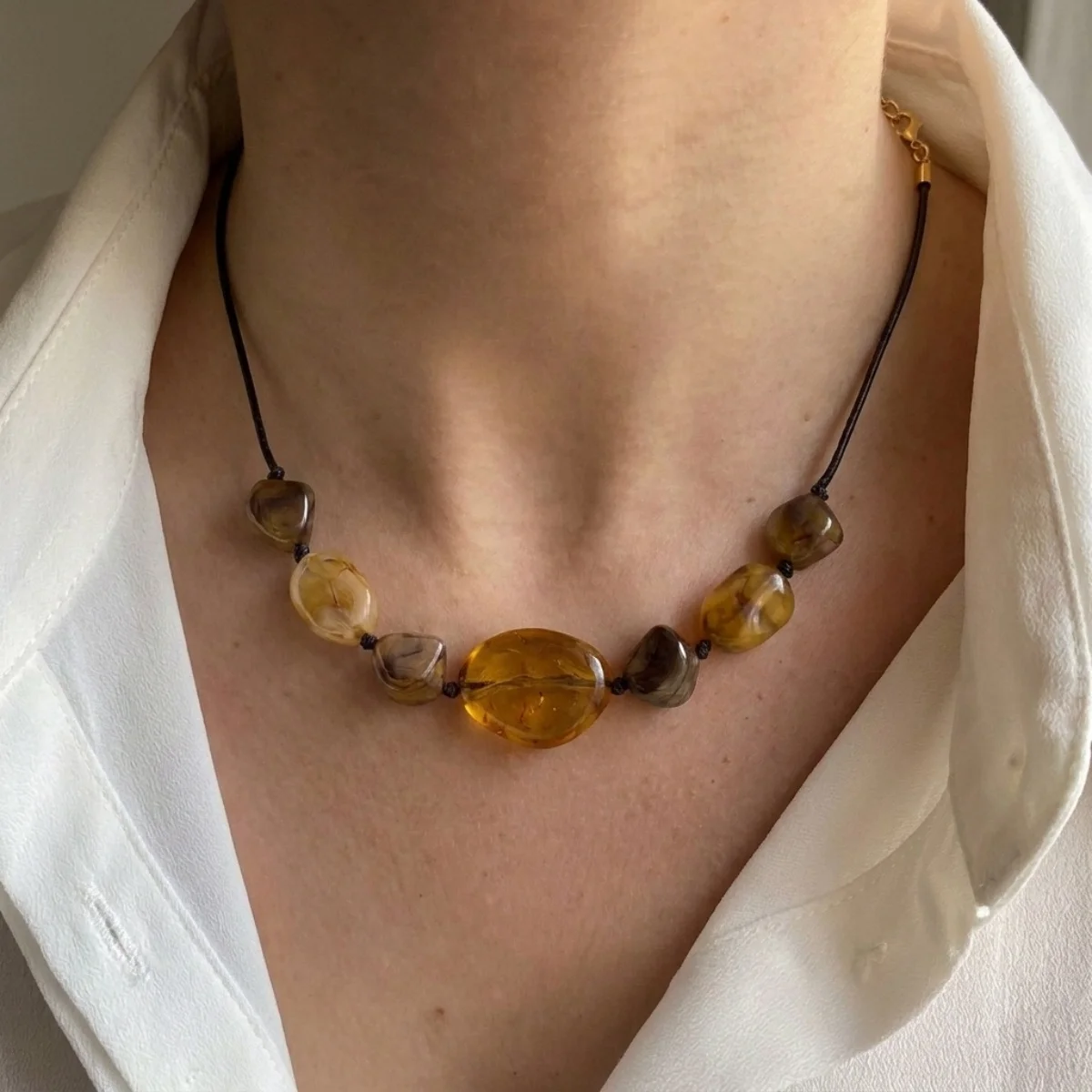 Ästhetische Boho-Halskette mit unregelmäßigen Acrylperlen und schwarzem Seil für Damen und Herren, Retro-Handarbeit, geometrischer Choker, Partyschmuck – Detail 24