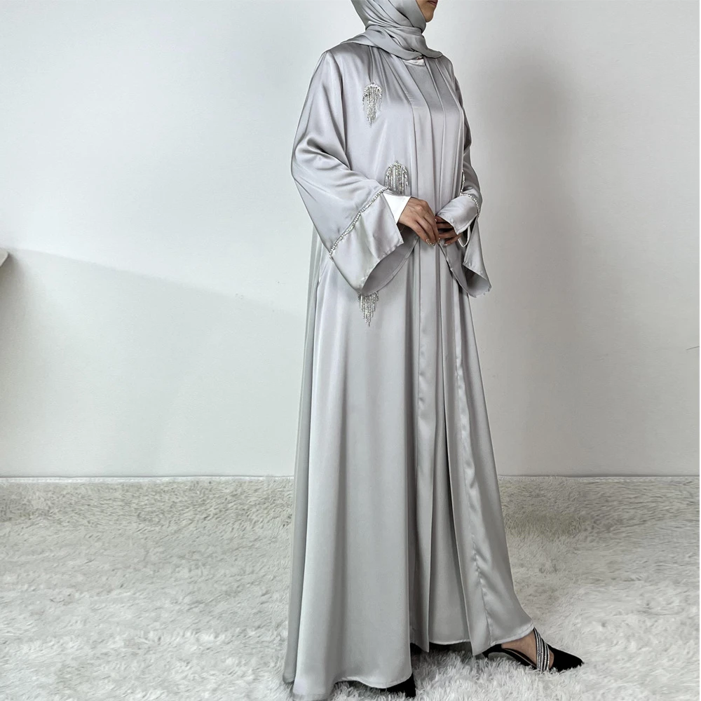 Arabische Roben für muslimische Frauen aus dem Nahen Osten werden gut verkauft. Dreidimensionale, perlenbesetzte, modische, lockere, lange Kleider