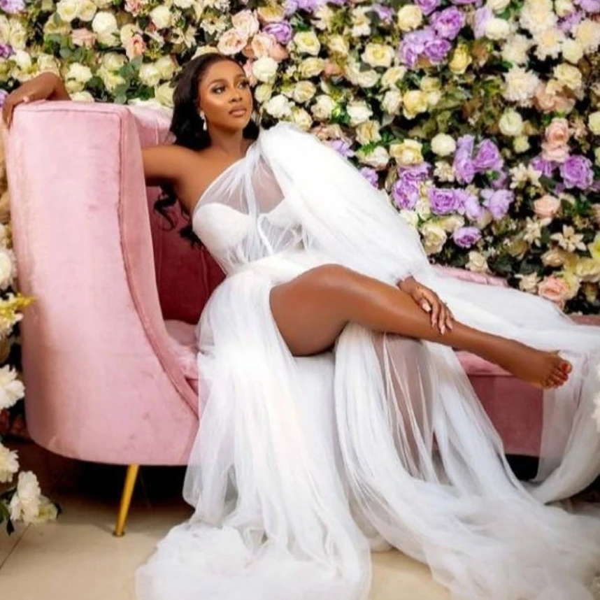 ชุดแต่งงานแบบไหล่เดียวผ่าสูงเหนือเข่าทรงเอไลน์ยาวกรอมพื้นผ้าทูลล์สำหรับงานแต่งงานสั่งตัดได้