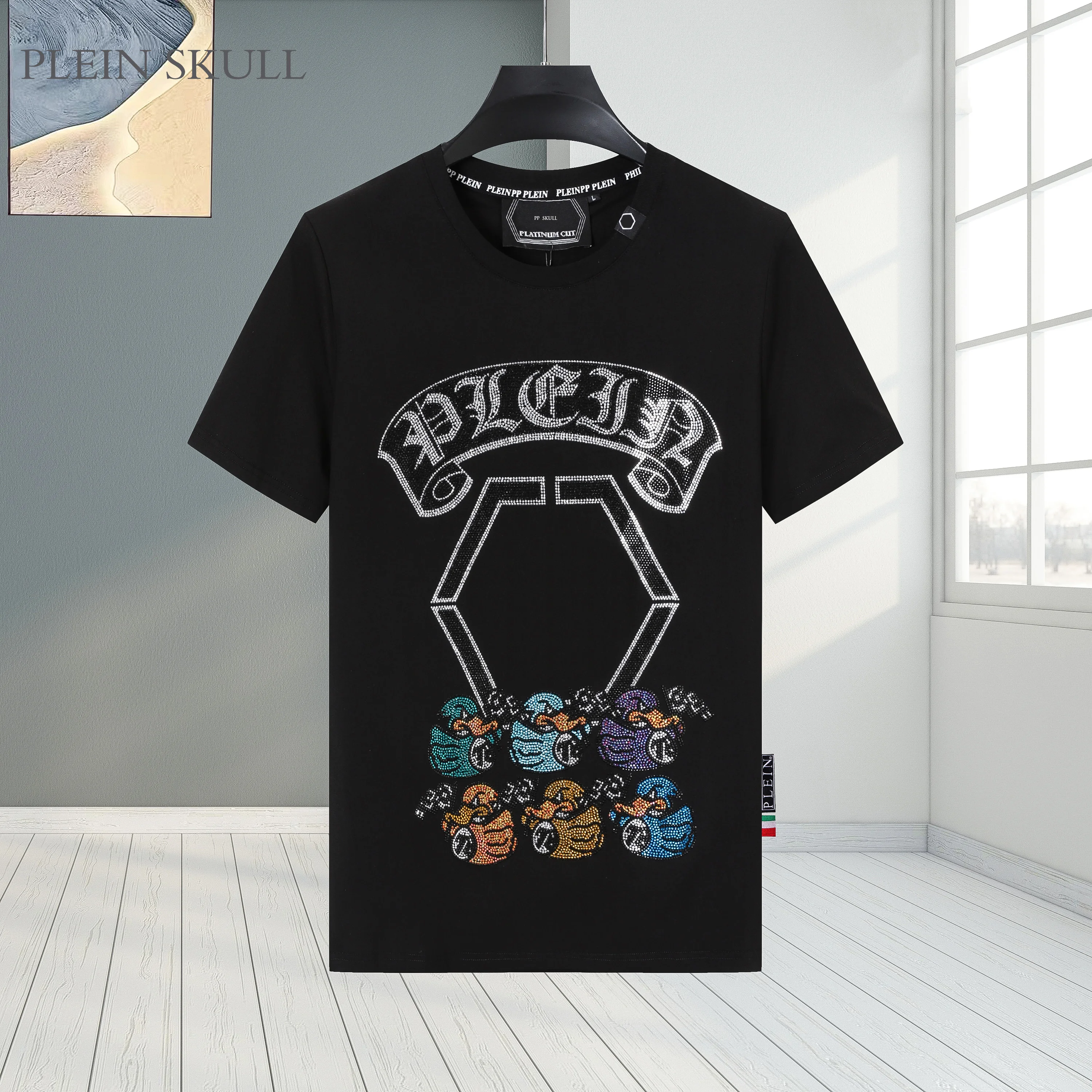 

Мужская хлопковая футболка PLEIN SKULL Trendy Brand с ретро-принтом в виде ромбов, нашивкой с логотипом, круглым вырезом и ребристой отделкой, унисекс, для уличной моды и спорта.