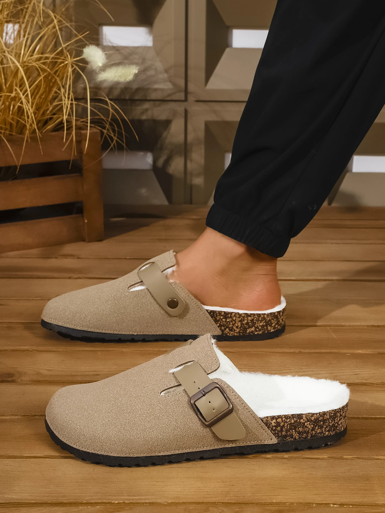 

Men's Autumn and Winter Simple Solid Color Pu Upper Slip-On Flat Buckle Adjustable Cork Grain Closed-Toe Slippers Mules with Fleece Lining for Warmth, Fashionable for Home and Outdoor Wear