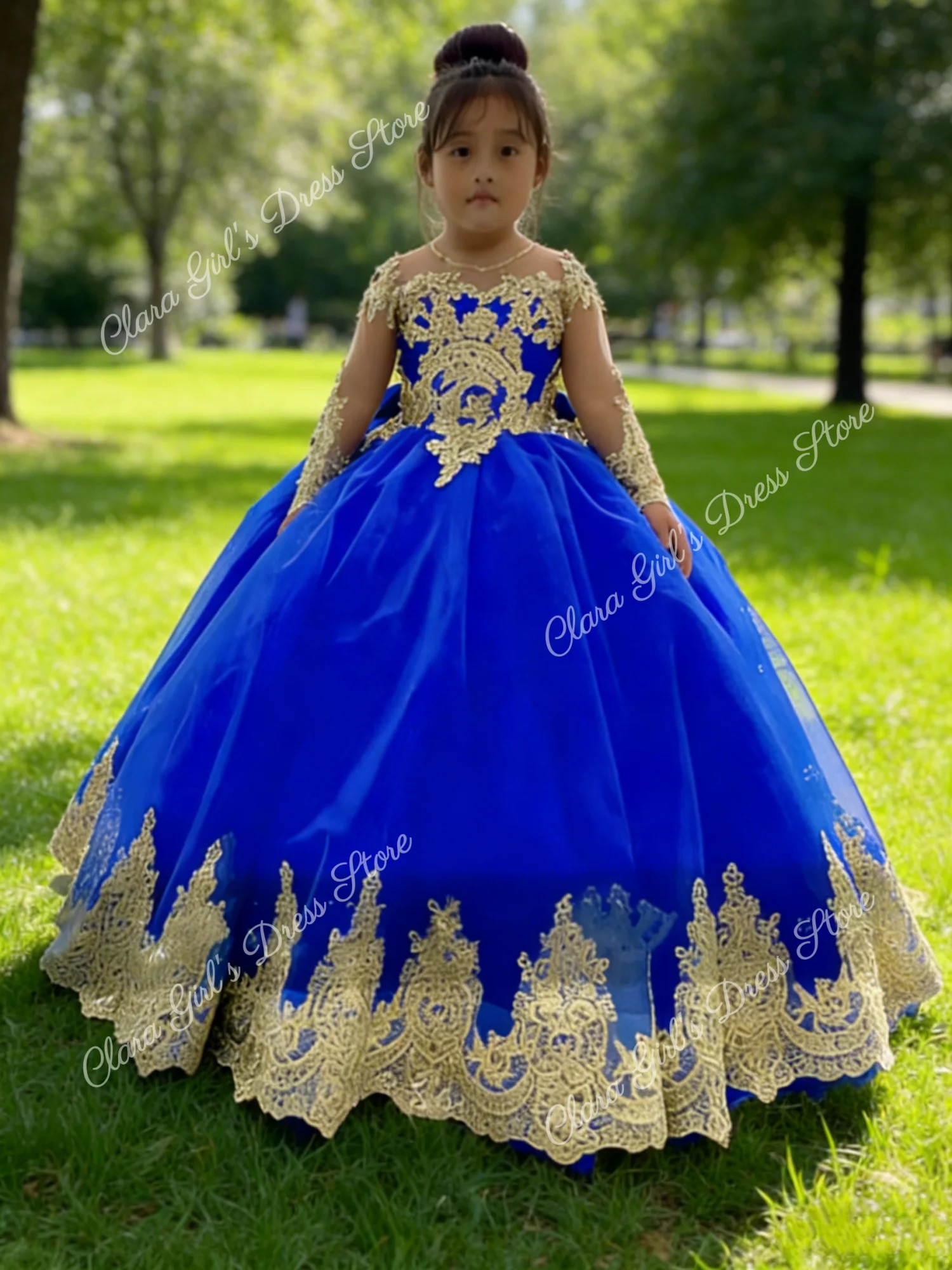 Gouden appliqué koningsblauwe bloemenmeisjesjurk met lange mouwen en strik Geschikt voor schoonheidswedstrijden, bruiloften, eerste communie