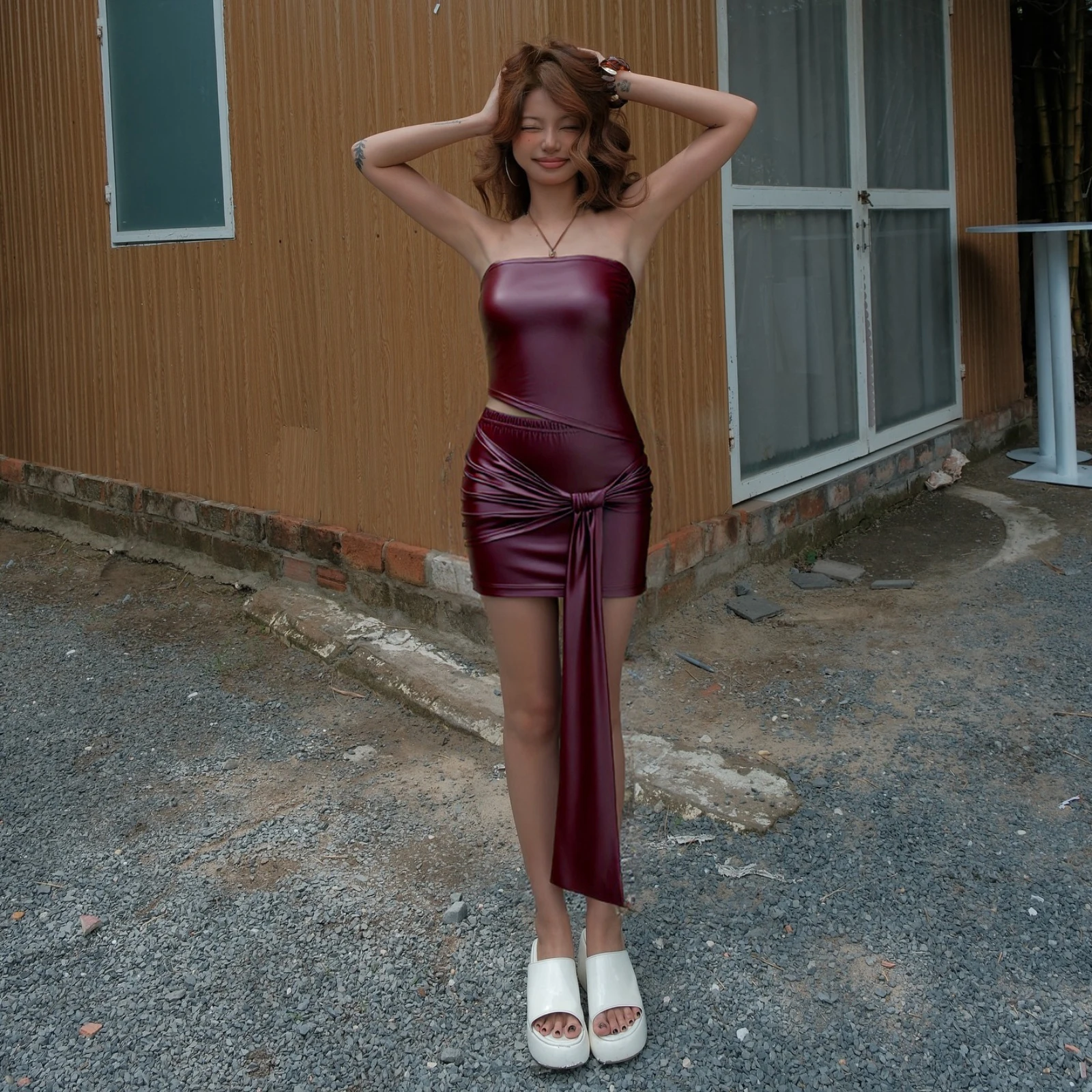 WhereMery Set da 2 pezzi sexy in pelle PU con spalle scoperte e top a tubo irregolare e minigonna increspata con lacci Autunno nuove donne vestito da festa