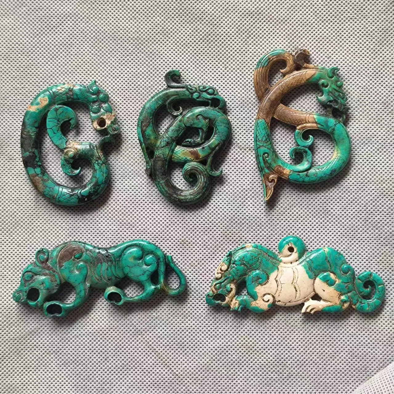 

1pcs/lot natural turquoise pendant carved unicorn dragon tiger totem classics of Chinese civilization precious accessories gem