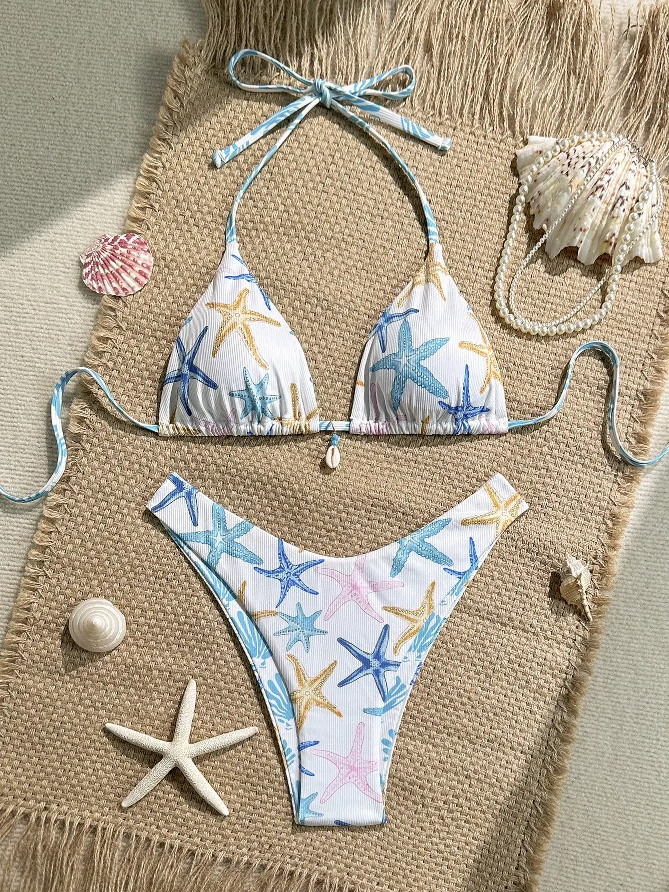 

Комплект бикини с принтом морских звезд и треугольными чашечками, с высокой посадкой и подвеской в виде ракушки