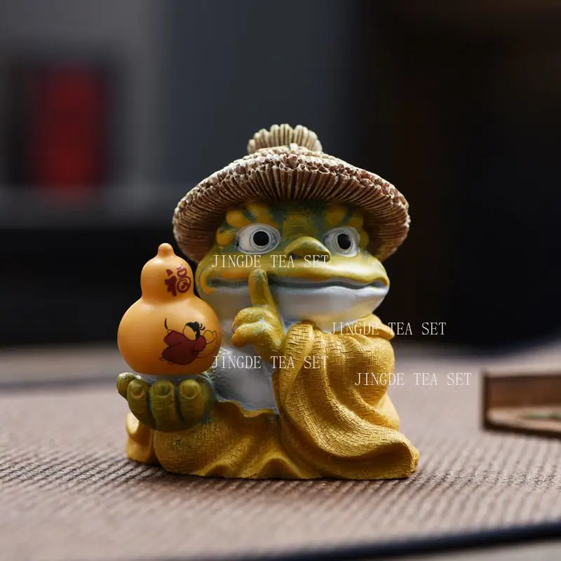 Color Changing Golden Toad Tea Pet with Straw Hat and Gourd Magic Resin Frog Figurine for Kung Fu Tea Table and Home Decor