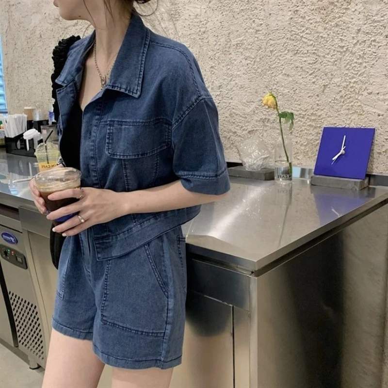 

Летний женский джинсовый комплект-двойка 2026: укороченная свободная куртка в корейском стиле и шорты с высокой талией для стройнящего эффекта – модный образ