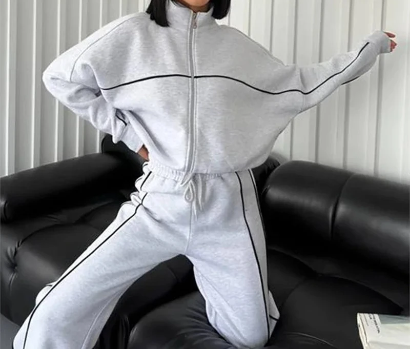 La tuta da donna con cappuccio a T a righe del 2025 è un articolo indispensabile per la moda. Con i stessi pantaloni, è adatto per la primavera