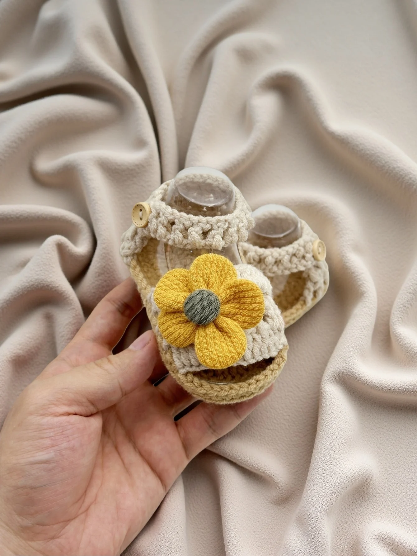 زوج واحد من صنادل الأطفال المصنوعة يدويًا من الكروشيه مع زهرة صفراء، أحذية بيج متماسكة مع زر إغلاق، أحذية ناعمة لحديثي الولادة #2