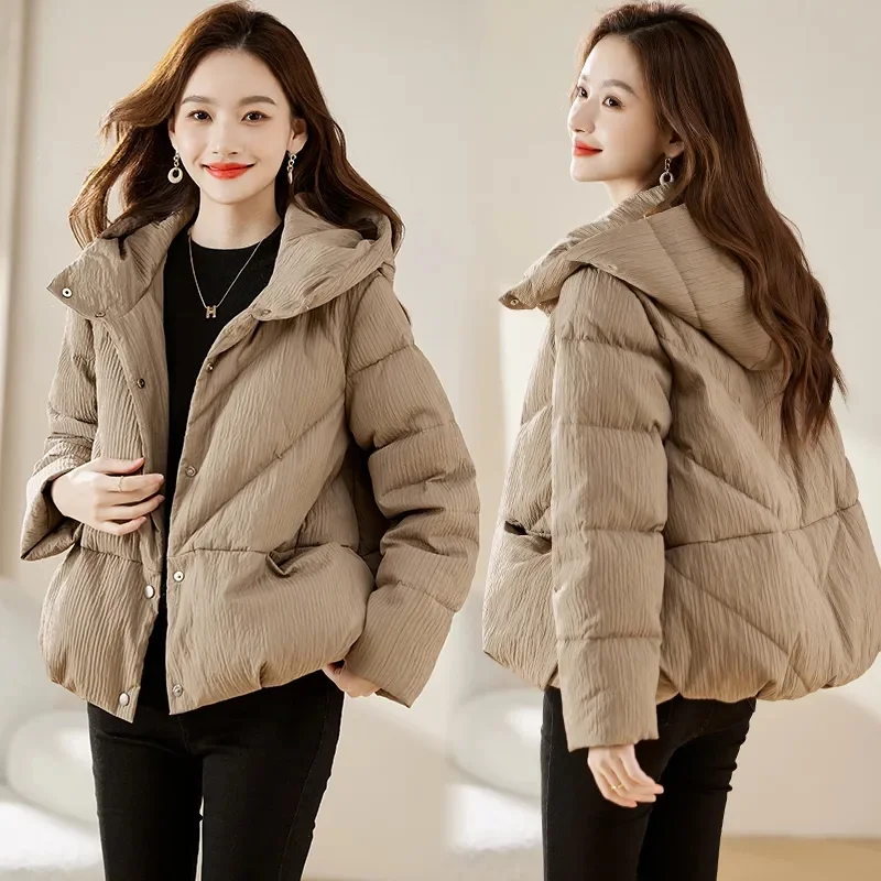 Piumino in cotone leggero con cappuccio Parka coreano da donna con cerniera invernale 2025 Nuovo cappotto caldo allentato e spesso alla moda Capispalla W1409