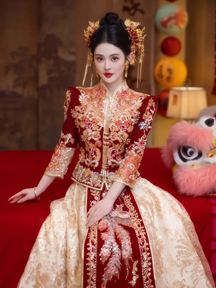 The new champagne-colored wedding dress is now available bride's large-sized and stylish dragon phoenix gown are on display