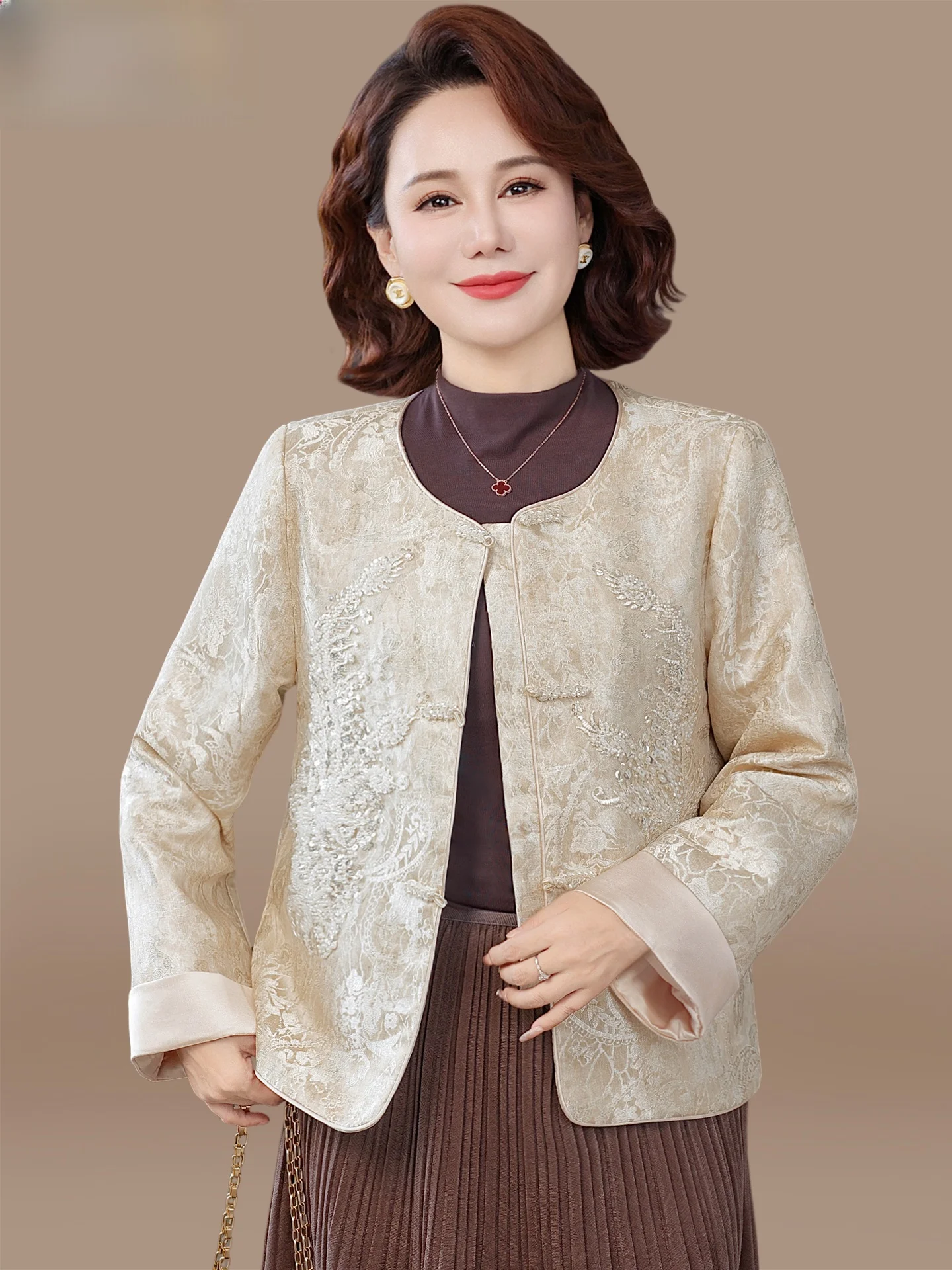 

Новая китайская осенняя верхняя одежда: женская модная свободная короткая куртка с жемчужной отделкой в традиционном национальном стиле