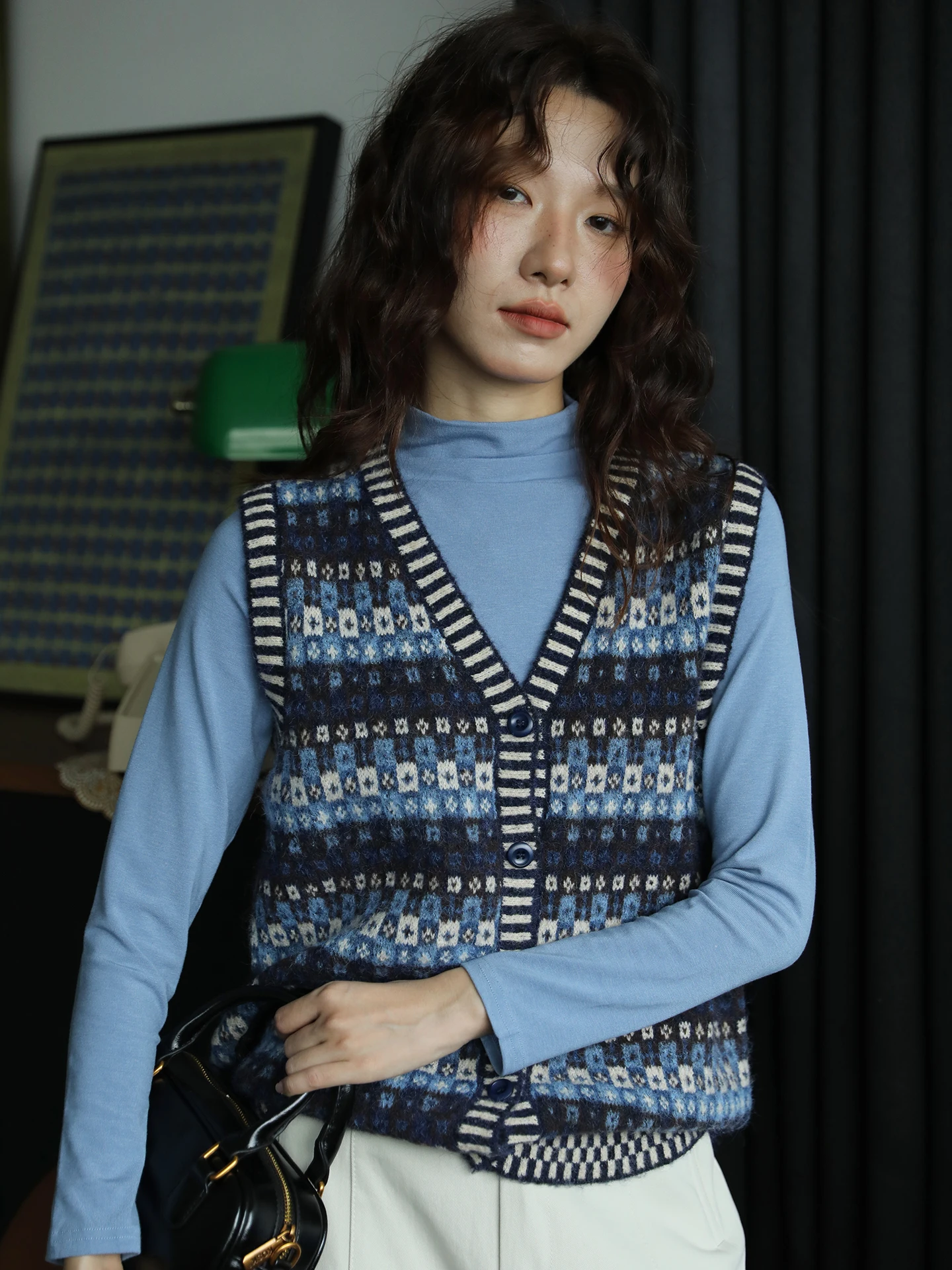 

Синий модный вязаный жилет в стиле ретро для женщин, осенняя новинка, с полосатым узором, винтажный, для повседневной носки, с V-образным вырезом...