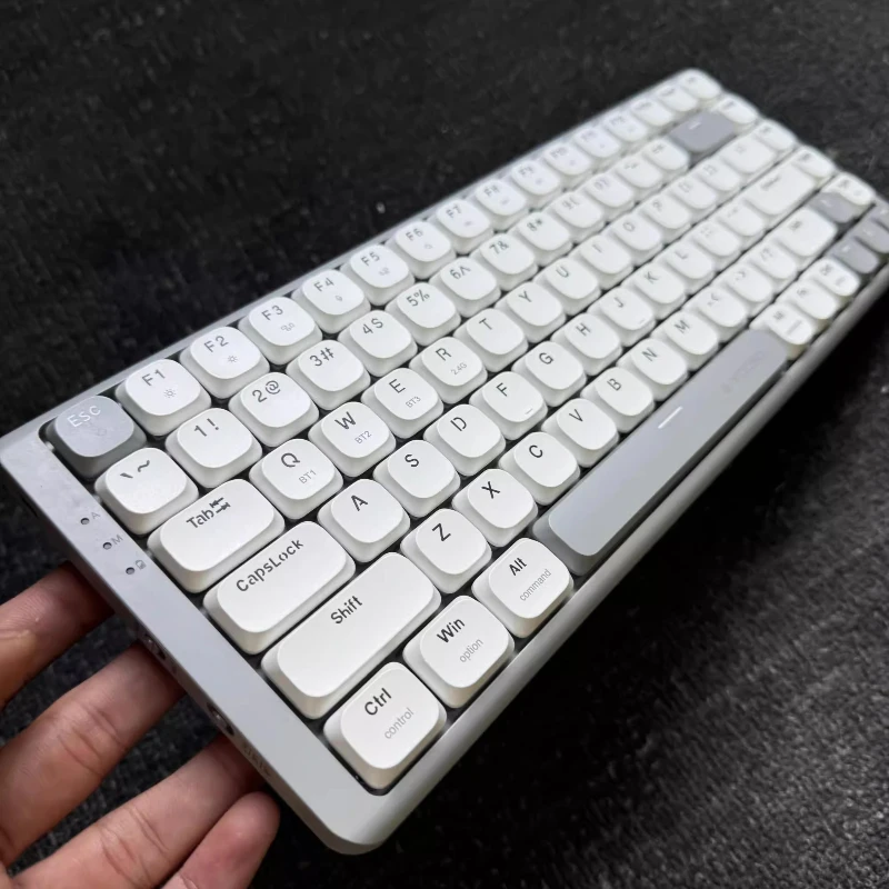 TL84 Key Low Switch Mechanical Keyboard ปรับแต่งสวิตช์สีแดงต่ําบลูทูธไร้สาย 2.4G สามโหมดน้ําหนักเบาและพกพาได้