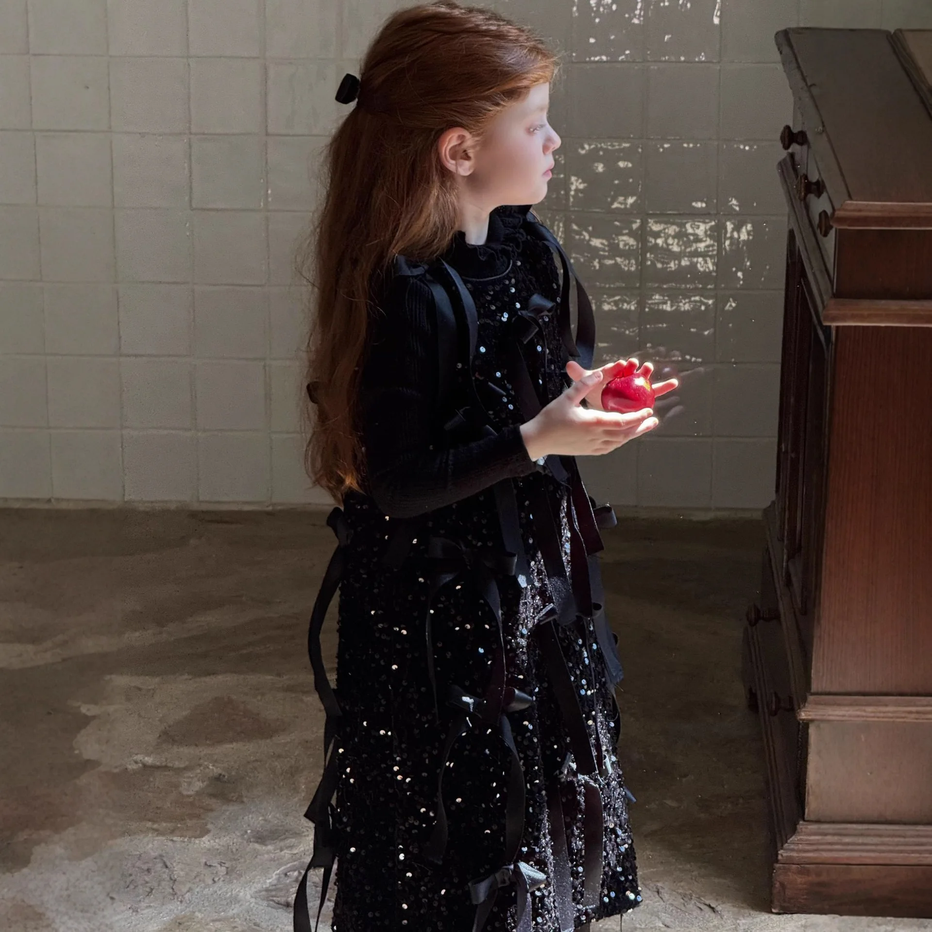 فستان بناتي بمزاجية لخريف وشتاء 2025 فستان بناتي على الطراز الكوري الجديد مزين بالخرز والترتر المخملي للأطفال