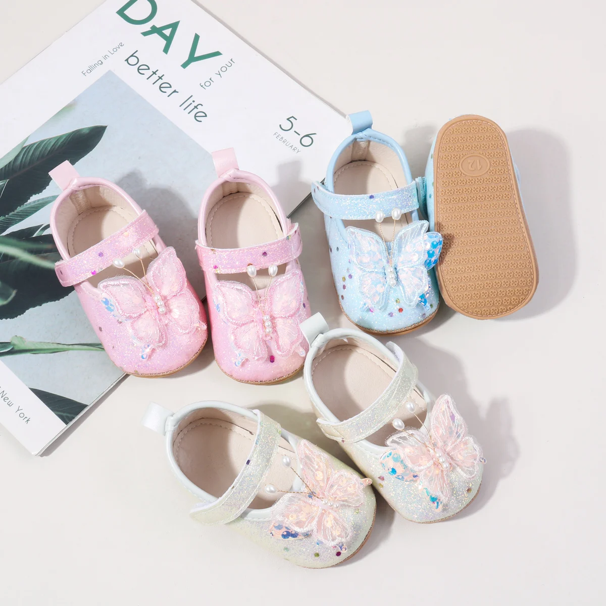 2025 حار بيع 0-18 متر طفل الفتيات الأولى المشي داخلي في الهواء الطلق حذاء طفل صغير مع تصميم جميل جودة عالية TPR وحيد