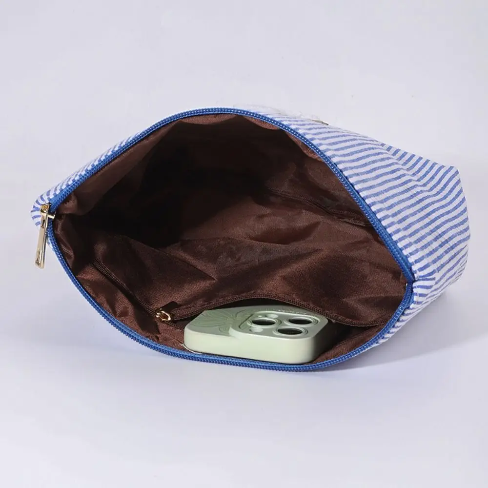 مجموعة مكونة من قطعتين من حقائب مستحضرات التجميل بتصميم مخطط لتخزين المكياج وحقيبة أدوات الزينة المحمولة وحقيبة يد ذات سعة كبيرة للتخزين