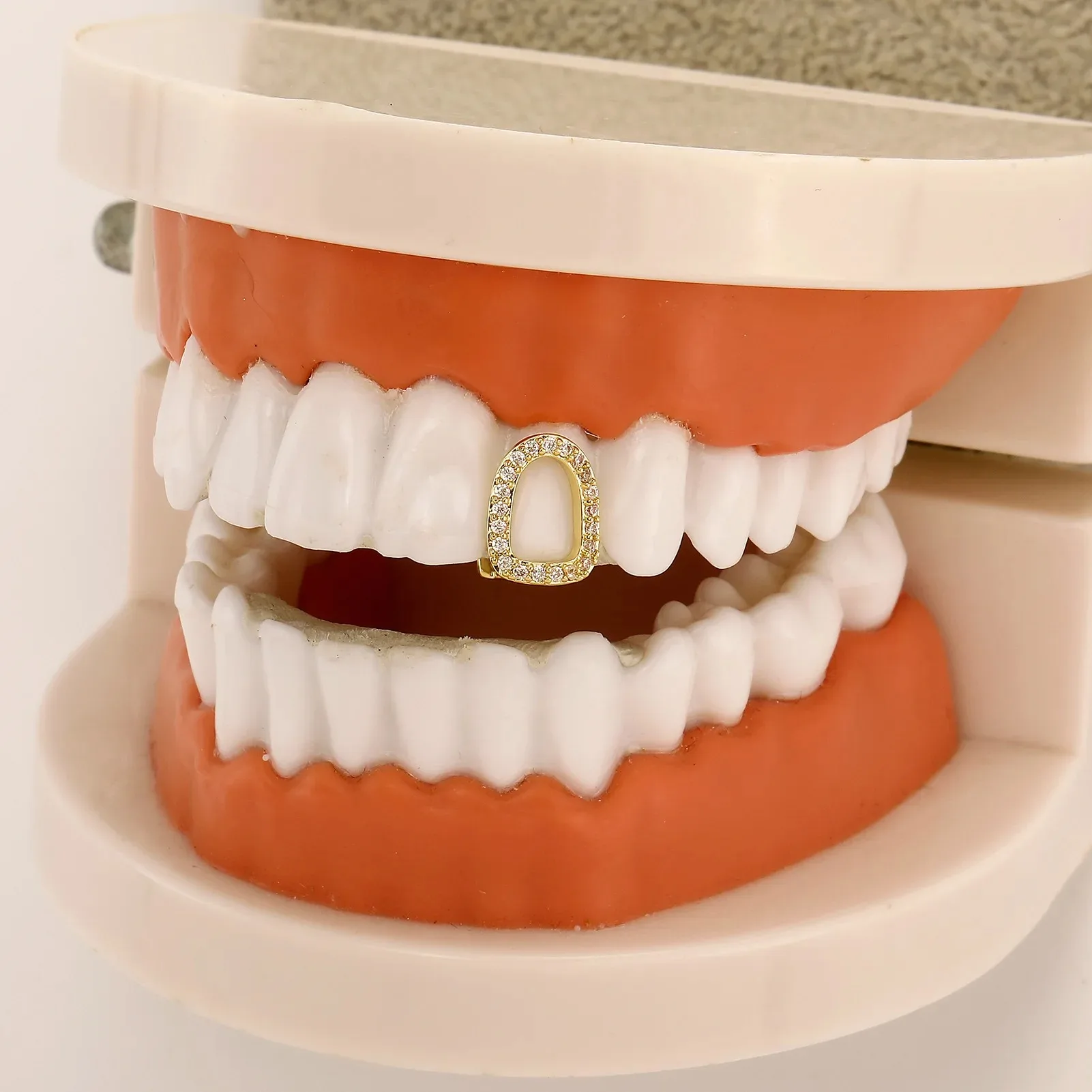 Hip Hop Single Full CZ Stone Hollow Teeth Grillz Dental Grills Shiny Zircon Tooth Caps for Women And Men Jewelry
