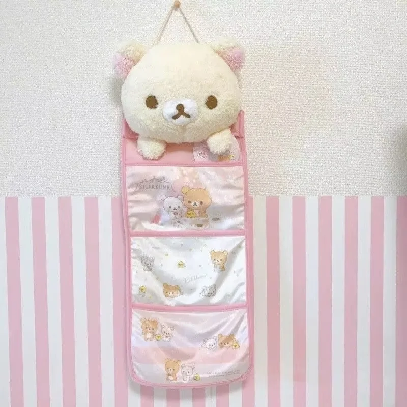 Korilakkuma Plüschbär-Aufbewahrungstasche mit großem Fassungsvermögen zum Aufhängen an der Wand, Organizer-Tasche für Kleinkram und Zubehör an der Tür des Wohnheims