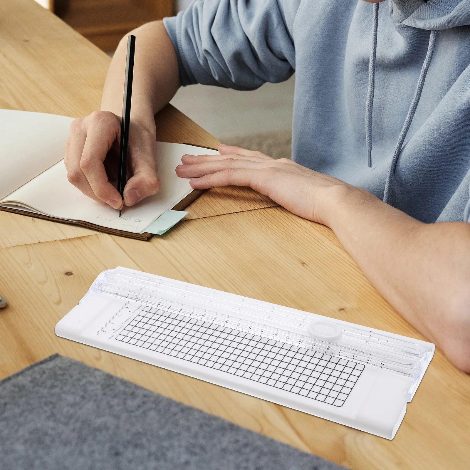 قاطعة ورق صغيرة بتصميم مدمج حافة قطع ناعمة لتشذيب الورق مقاس A4 مثالية لمستلزمات سجل القصاصات بنفسك في الفصل الدراسي