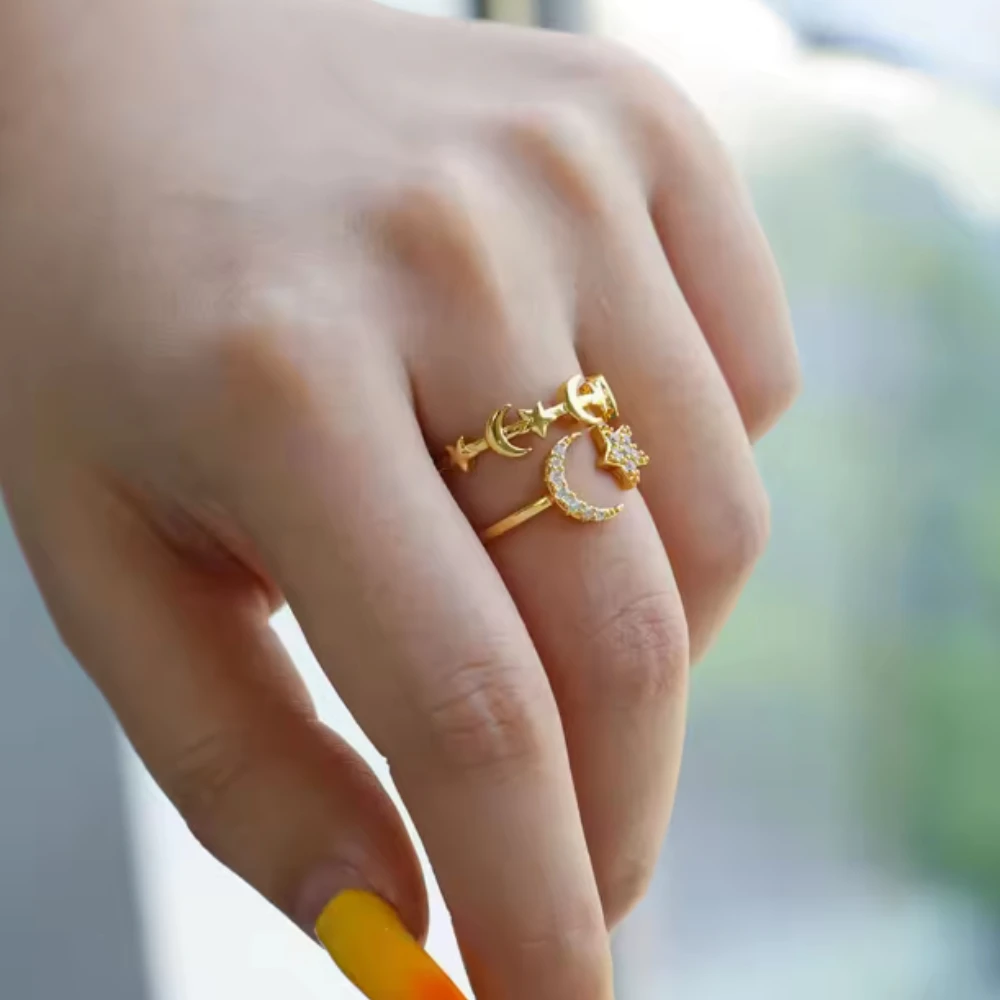 [لافتة للعين] خاتم ذهبي مرصع بالألماس مع عناصر النجمة والقمر، تصميم عصري ومتخصص، يفتح السحر