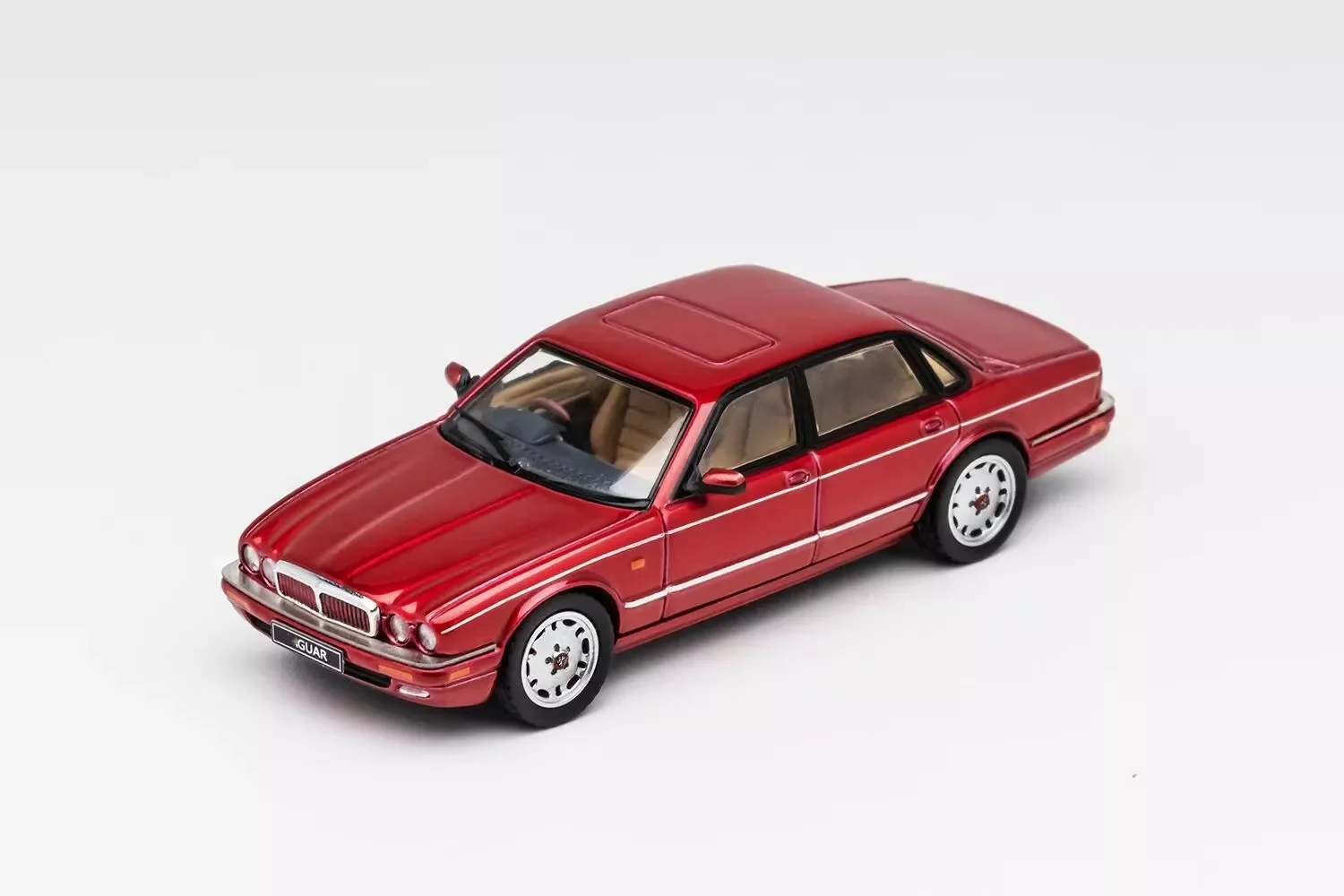 

GCD 1:64 XJR (X300)/XJ (X300) Красный литый металлический автомобиль коллекция ограниченный выпуск хобби игрушки