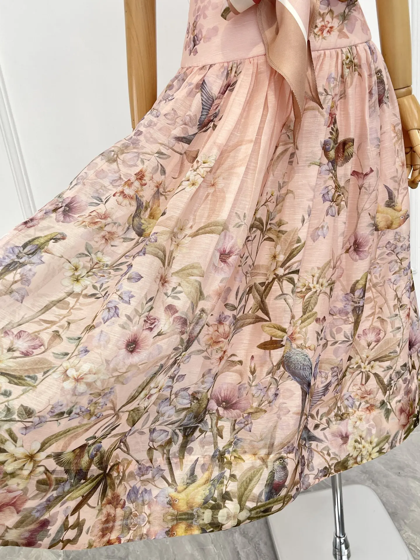Vestido midi sin espalda sin mangas con estampado de pájaros florales rosas para mujer nuevo diseño