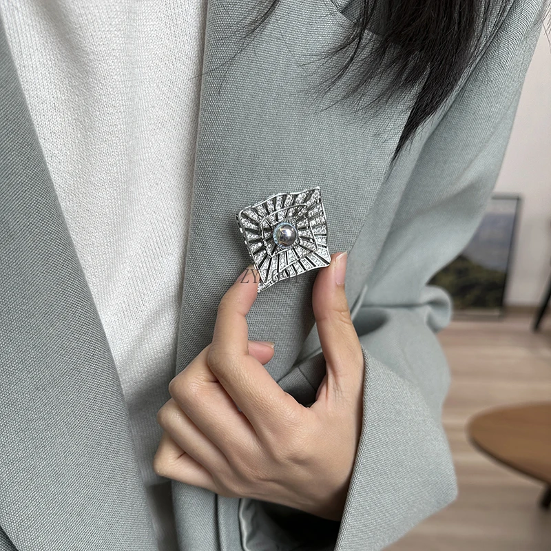 컬러 실버 그레이 진주 미로 기하학적 브로치 하이 엔드 절묘한 패션 핀 스웨터로 장식 된 하이 엔드 강한 빛