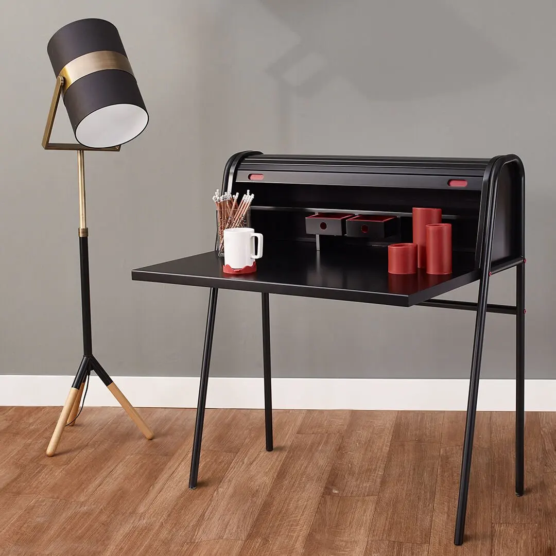 Candeeiro de pé em latão com furo preto