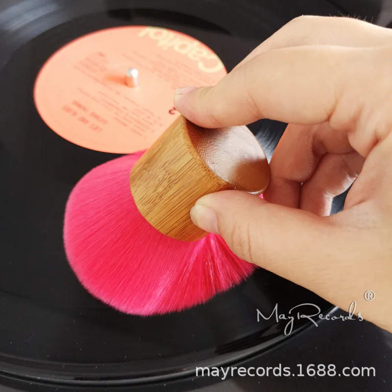 

Щетка для чистки виниловых пластинок, щетка для удаления пыли, мягкая и не повреждает диск.