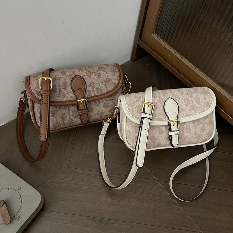 

Элегантная кожаная сумка через плечо с тиснением — женская сумка через плечо с антикварной латунной фурнитурой и декором с кисточками