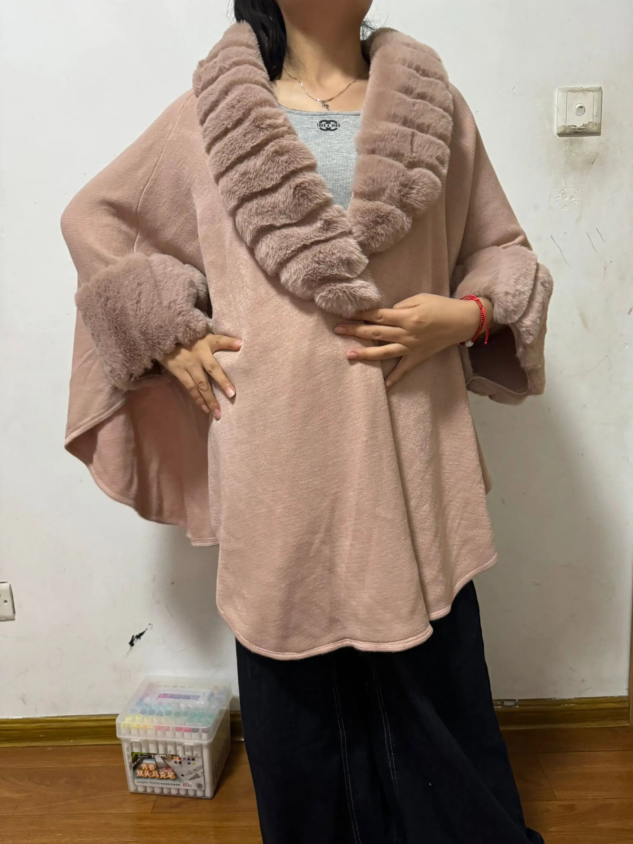 Mantello alla moda cappotto Streetwear lavorato a maglia donna Grande Grande collo in pelliccia di volpe sintetica collo lungo allentato maniche a pipistrello Poncho Cape