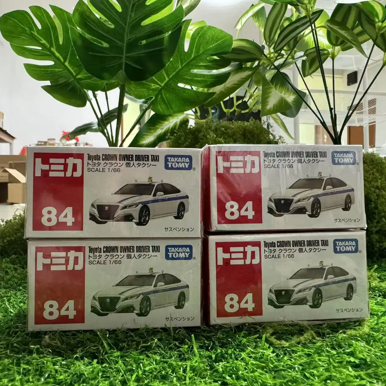 

Takara Tomy Tomica NO.84 Crown Personal Taxi Alloy car Diecast Model Replica Series Children Gifts Boy Toys 229315