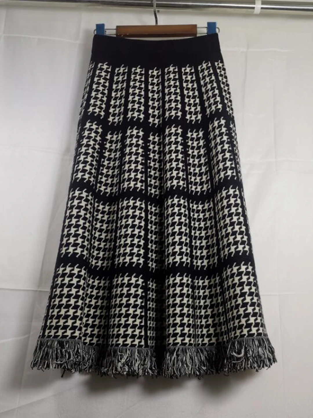 

2023 New Autumn Winter Women High Waist Slim Long Skirt Good Quality Fashion Houndstooth Jacquard Tassel Hem Knitted Skirt