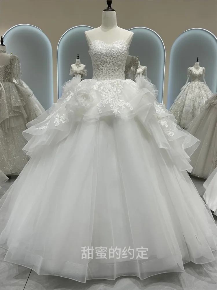 A new strapless lace main fabric and simple light chiffon dress with large tail