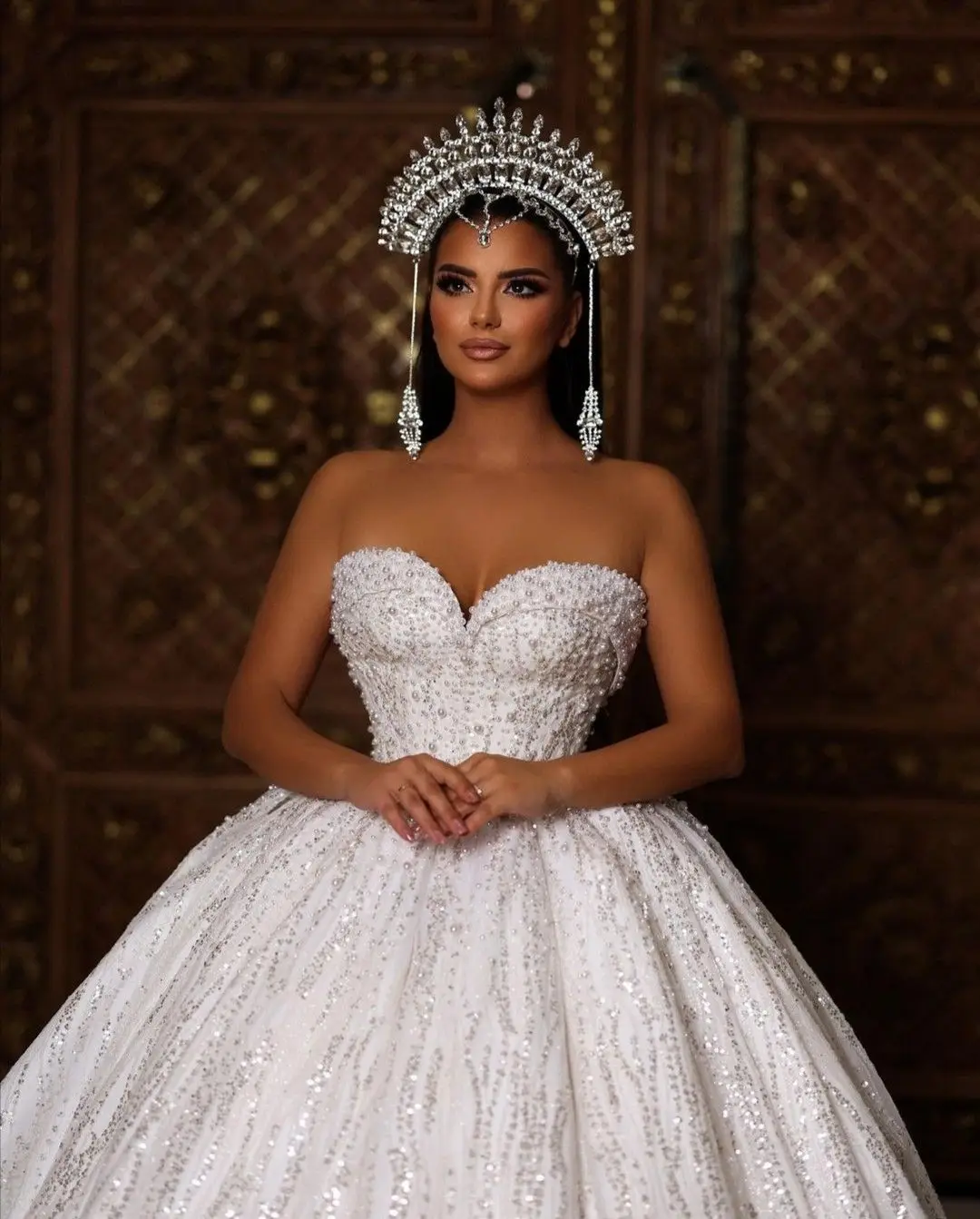 ชุดแต่งงานทรงบอลกาวน์แบบเรียบหรู ประดับเลื่อม คอวี โชว์หลัง ชุดเจ้าสาวทรงสวยสง่า พร้อมชายกระโปรงยาวแบบสั่งตัด