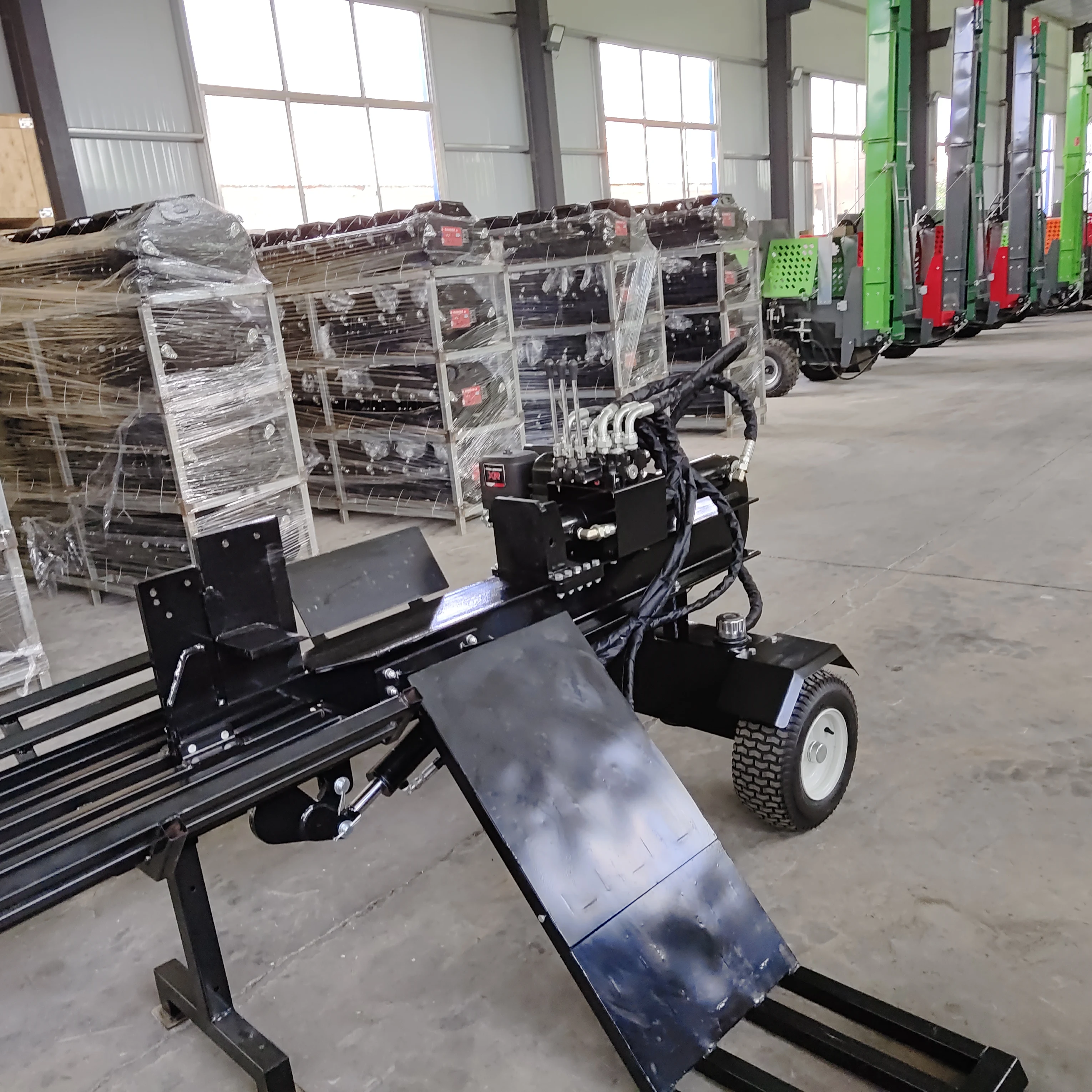 202530トン級業務用木材加工林業用丸太割り機（ログリフター付き）